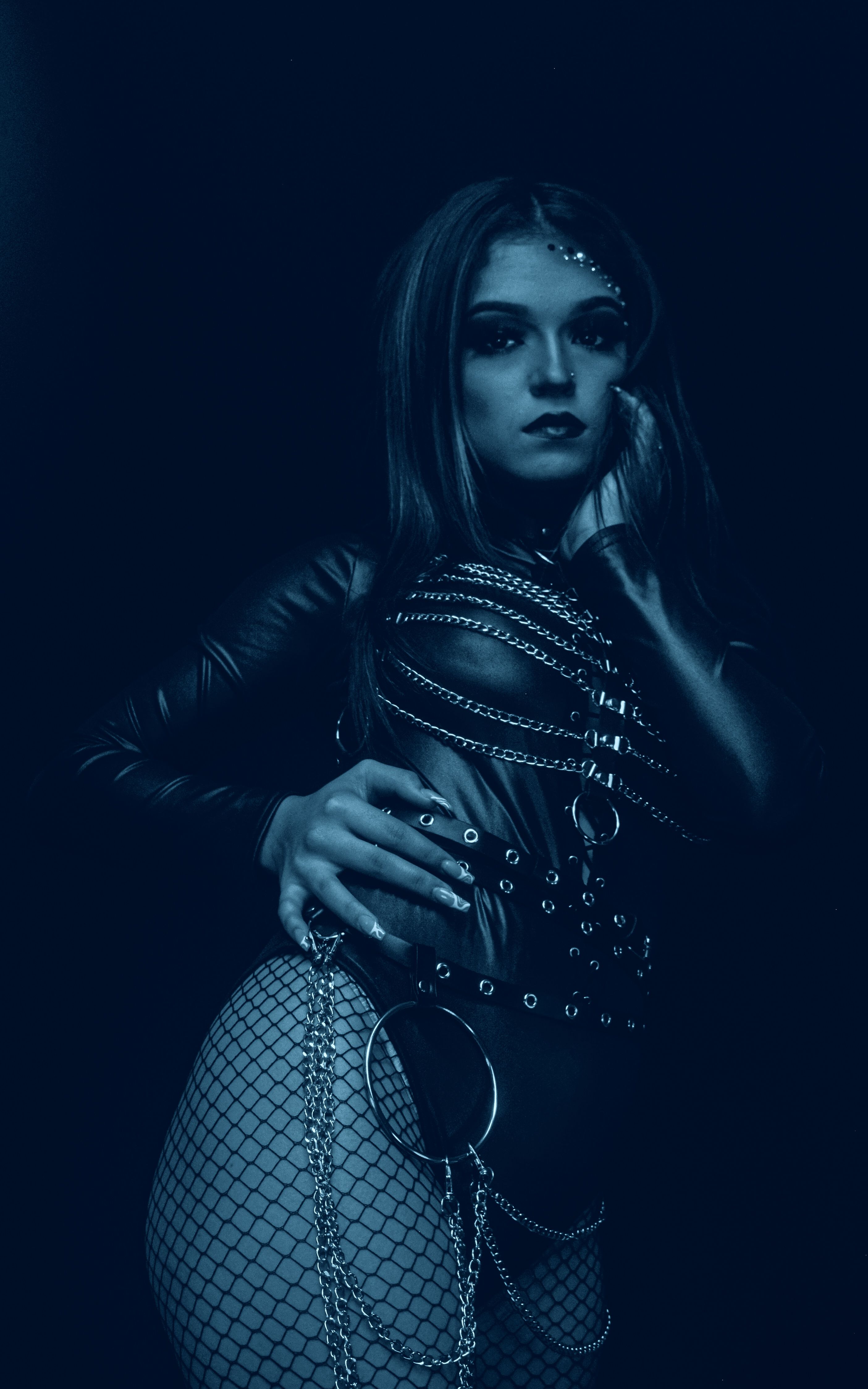 Persona comparando apps de citas BDSM en su móvil