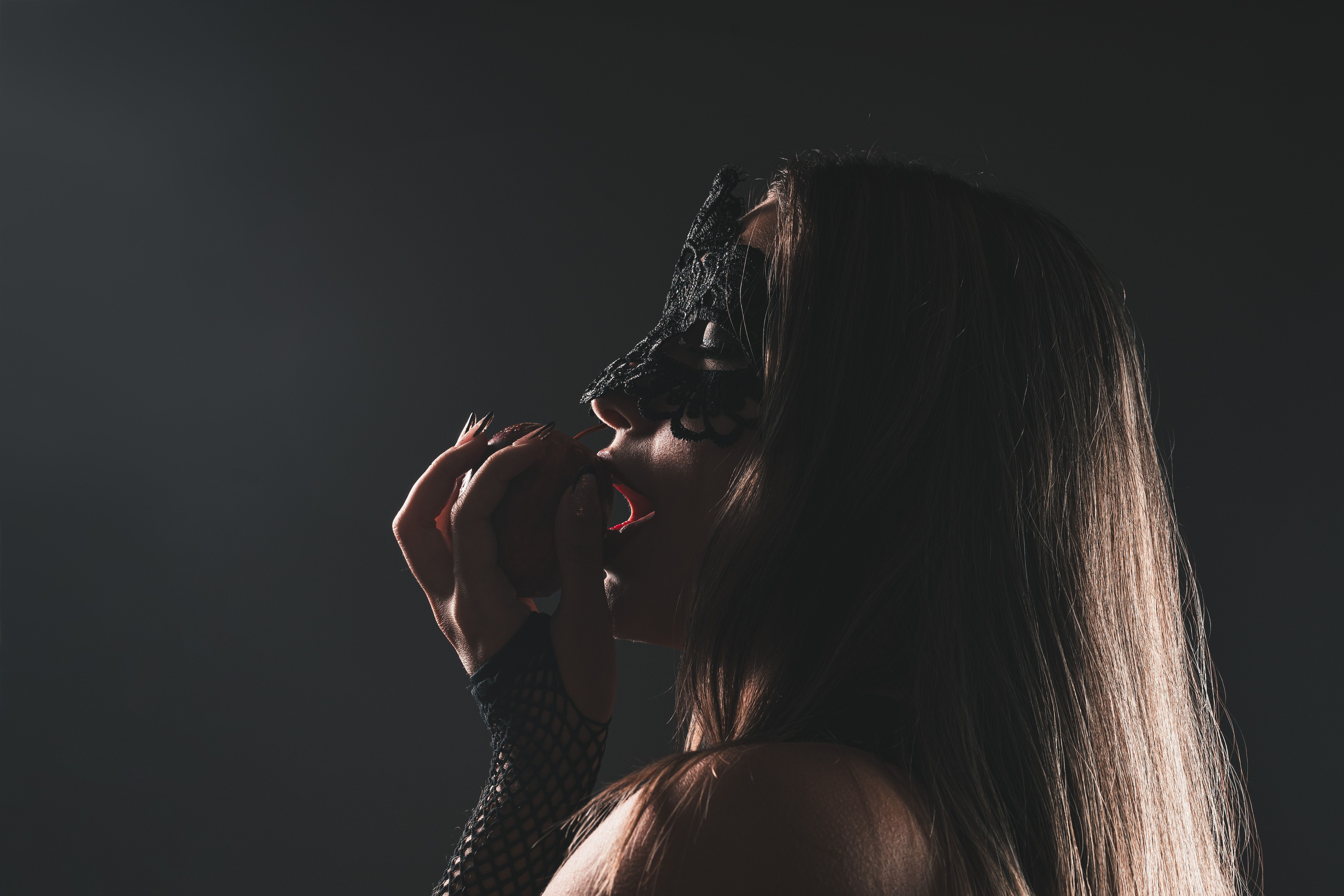 Persona con los ojos vendados en actitud de entrega sensorial